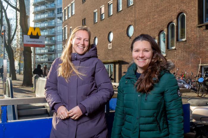 Foto van Riekje en Marieke, door Arnoud Verhey