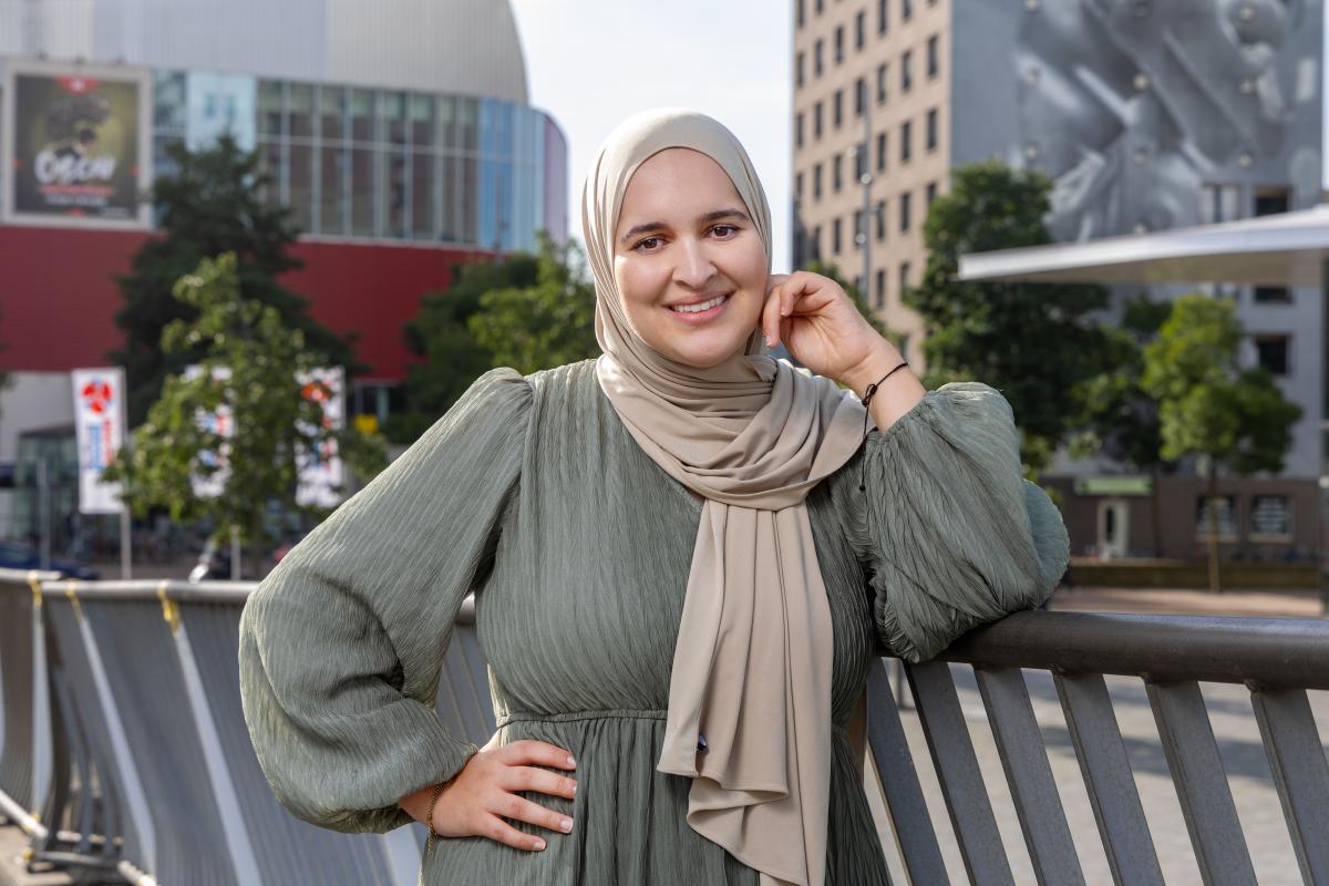 Youssra poseert op de brug tussen Katendrecht en Kop van Zuid